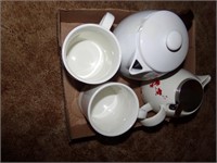 2 Teapots, 2 Cups