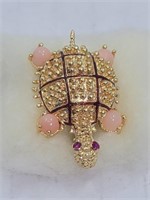 Pink coral and topaz 18k turtle brooch 6.6g