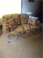 Flex Steel Floral Love Seat w/ Pillows