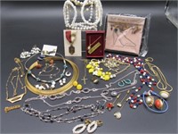 COSTUME JEWELRY LOT: