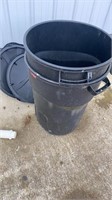 2 garbage cans w/lids