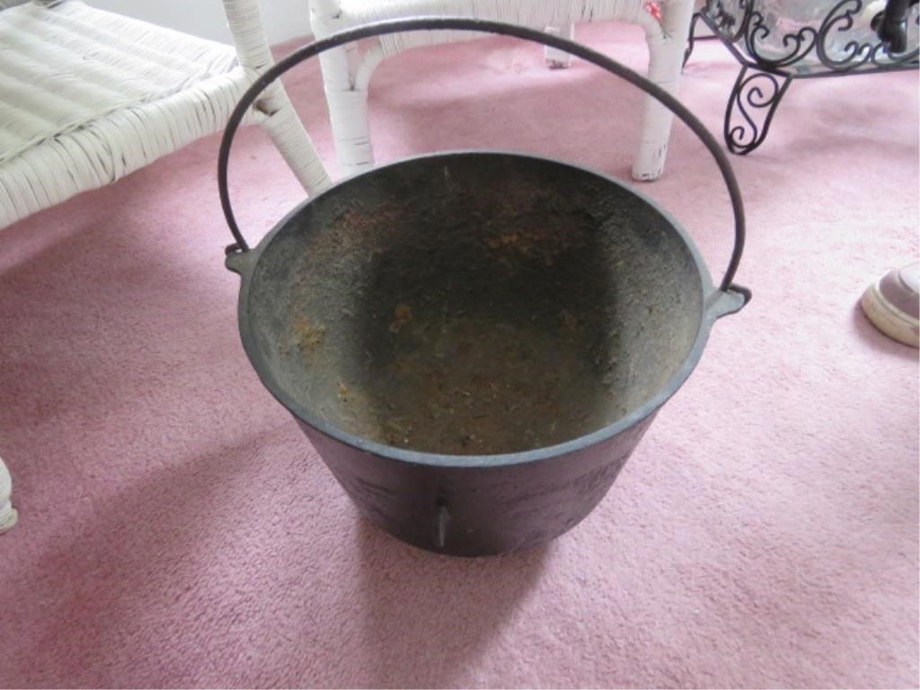 CAST IRON POT