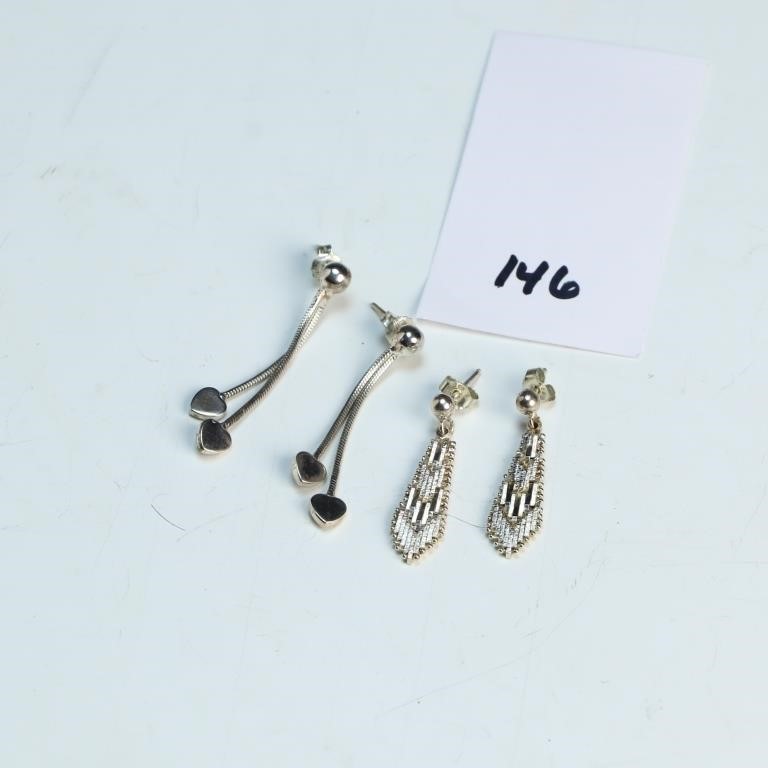 Two pairs of sterling silver earrings 8 gms