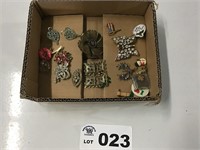 ASSORTMENT OF COSTUME JEWERLY