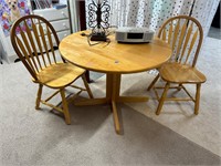 Round Table w/ 2 Chairs