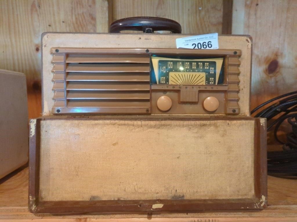 Vintage TrueTone Tube  Radio - approx 13.5" long