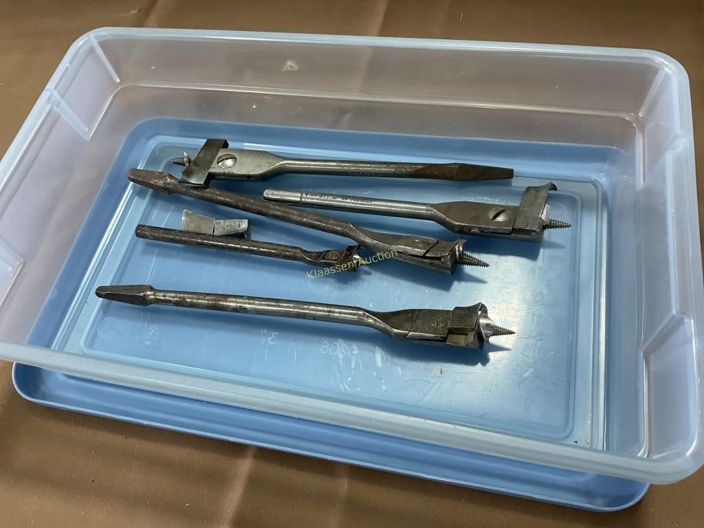 Expandable wood drill bits with a tote