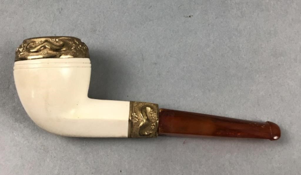Meerschaum pipe mouth piece matches has brass or