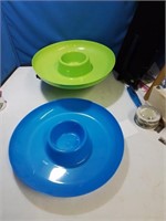 Set of 2 plastic chip and dip containers ready