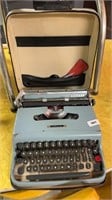 Manual typewriter in case
