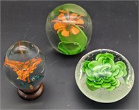(Z) Floral paperweights with dragonflies, bubble