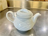 BId X12 White Tea Pots w/ Lids