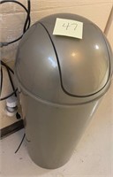 Plastic Trash bin with lid commercial