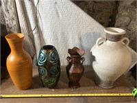 4 vases