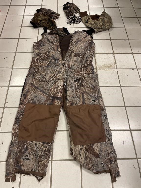 Camo snow pants with gloves and mittens