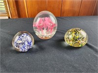 Glass art paperweights, controlled bubble