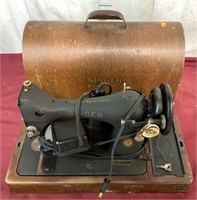 Vintage Singer Sewing Machine In Case