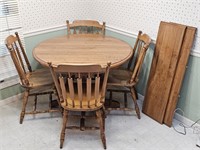 Maple Dining Table w/ 2 Leaves & 4 Chairs w/padss