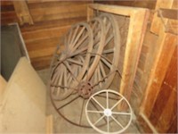 WOOD AND METAL WAGON WHEELS OF VARIOUS SIZES