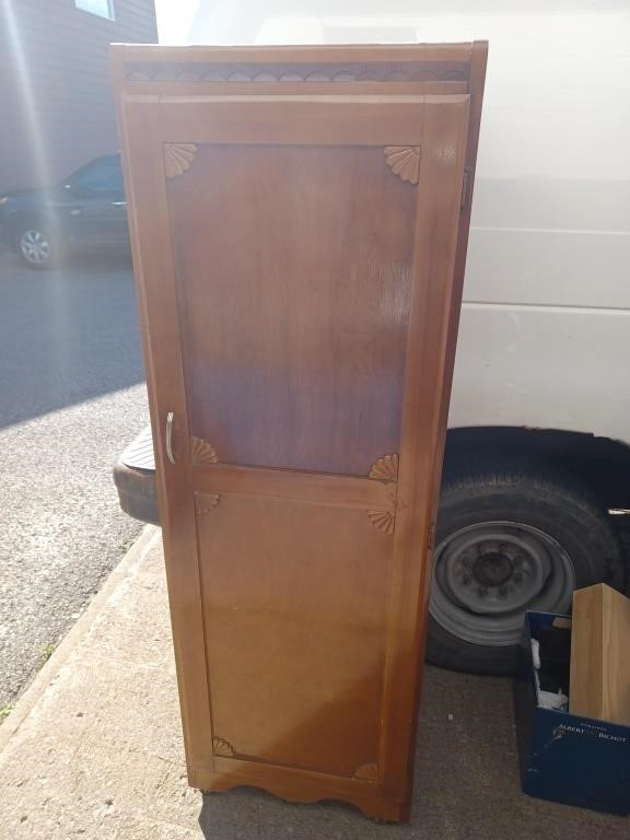 Armoire en bois, 22'' x  20'' x  66''