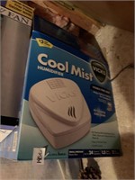 VICKS COOL MIST HUMIDIFIER WITH OB, USED