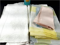 6 nappes* et 16 serviettes de table dont 5 neuves