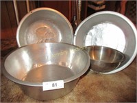 4 aluminum pans and 1 bowl