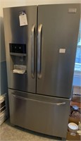 Frigidaire Refrigerator w/ Freezer