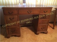 1940'S COLONIAL REPRODUCTION KNEEHOLE DESK