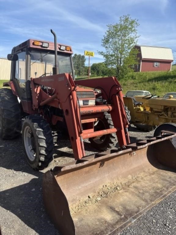 Case International 895 tractor with cab / bucket