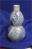 A Japanese Blue and White Gourd Shape Bottle
