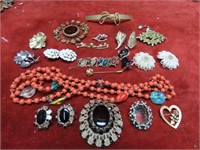 Assorted jewelry lot.