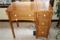 SINGER MODEL 4623 SEWING MACHINE WITH CABINET AND