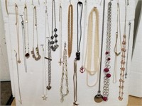 Group of miscellaneous women's necklaces