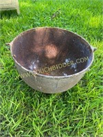 Large cast iron Wash Pot w/ crack
