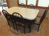 FORMICA TABLE W/ ONE LEAF & 6 METAL CHAIRS