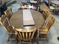 EARLY AMERICAN TABLE & 6 CHAIRS, 1 LEAF