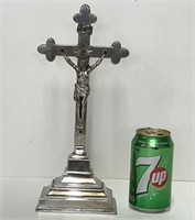 Vieux crucifix sur pied métal non aimanté