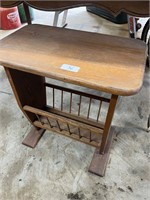 SIDE TABLE WITH MAGAZINE RACK