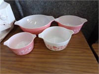 4-Pyrex bowls