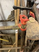Pipe clamp, handles