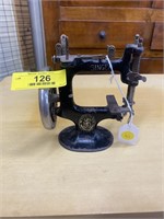 Miniature Salesman Sample Singer Sewing Machine Mo