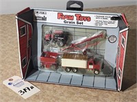 Ertl IHC Farm Grain Set w/barn box