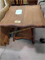 Victorian oak parlor table. 21.5"h x 24"sq