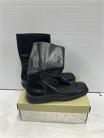 Size 10 M easy spirit boots with box