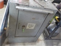 HEAVY safe box BRING AT LEAST 2 TO LOAD