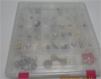 LARGE ASSORTMENT OF JEWELRY, BROOCHES, EARRINGS,