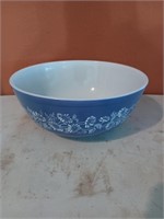 10-in Pyrex mixing bowl with floral pattern