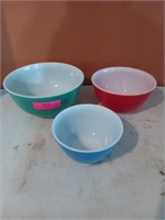 Three Pyrex mixing bowls
