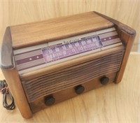Radiola Model 61-5 wooden table top radio,